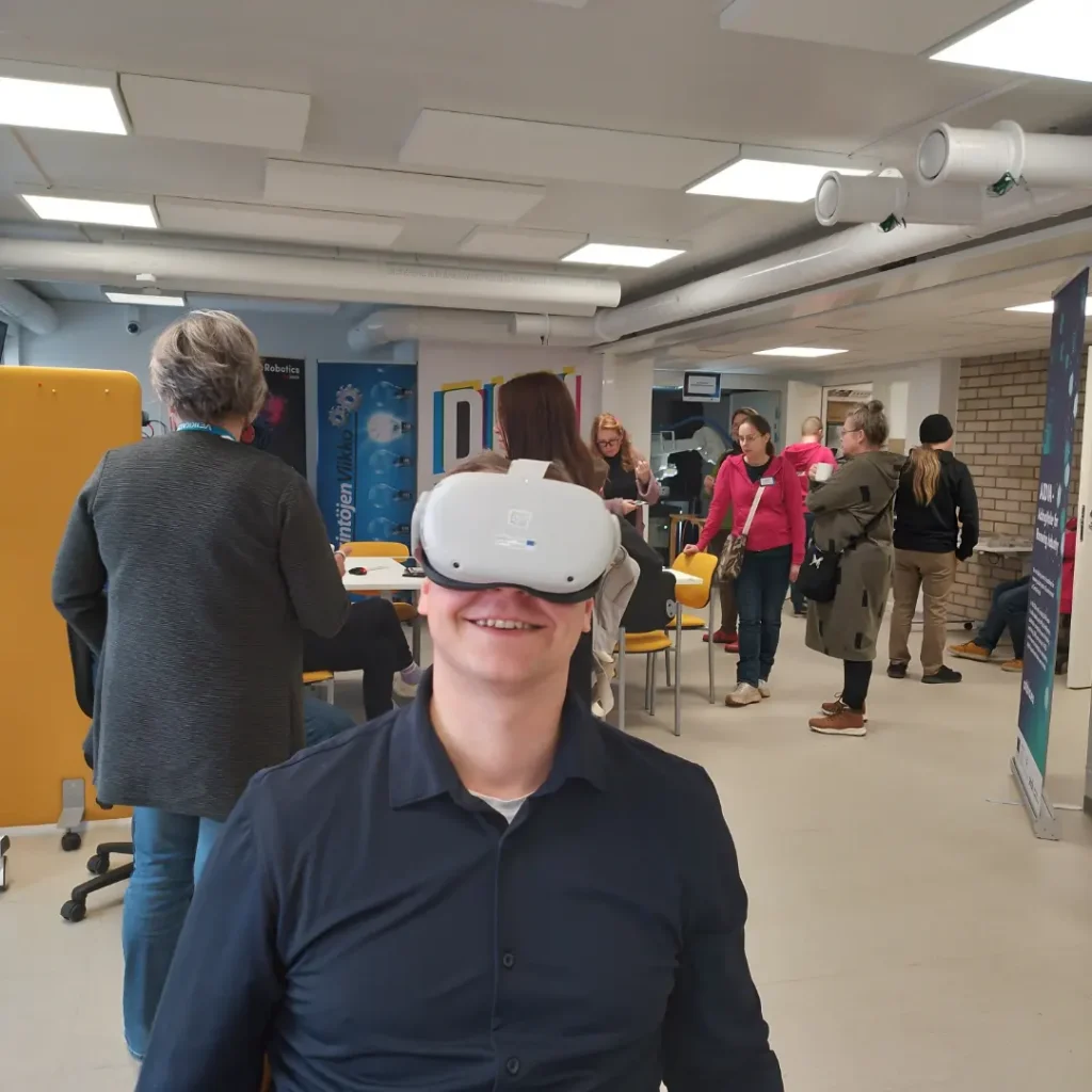 Mies tutustuu VR-laseihin tapahtumassa Viitasaaren Digikeskuksella
