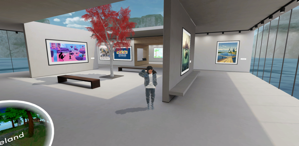 Virtuaalinen taidegalleria, jossa on virtuaalitilassa taideteoksia seinillä.