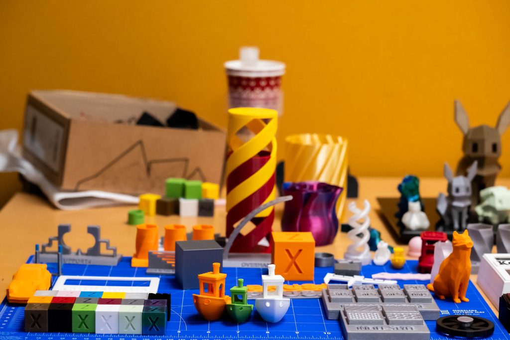 3D-tulostettuja esineitä, kuten noppia, leluja ja työkaluja
