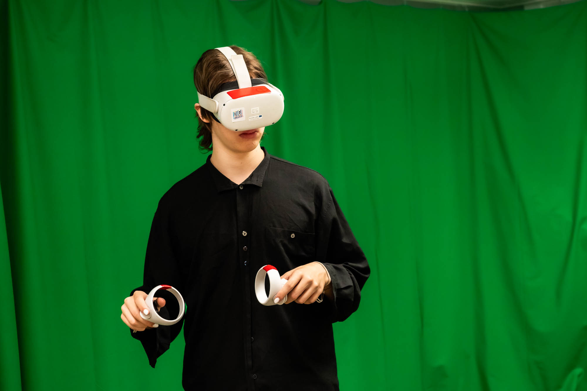Ihminen käyttää VR-laseja
