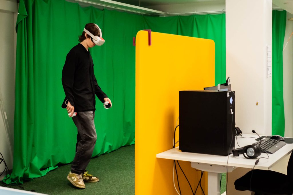 Ihminen käyttämässä VR-laseja