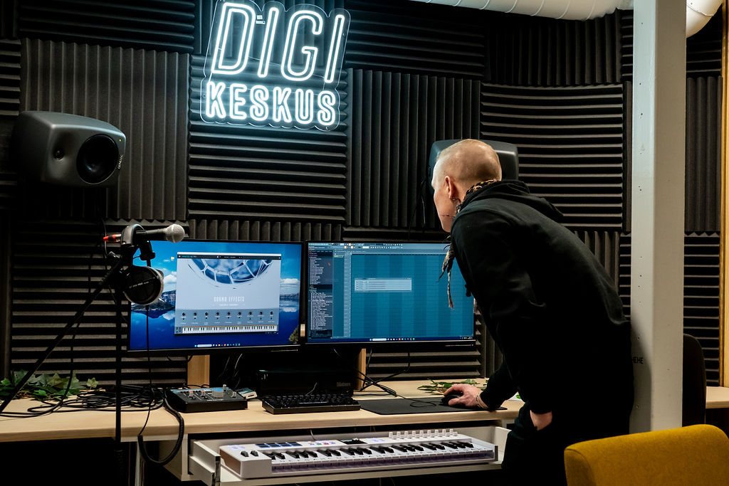 Viitasaaren Digikeskuksen studio, jossa on Genelecin kaiuttimet, mikrofoni, keyboard sekä kaksi näyttöä.
