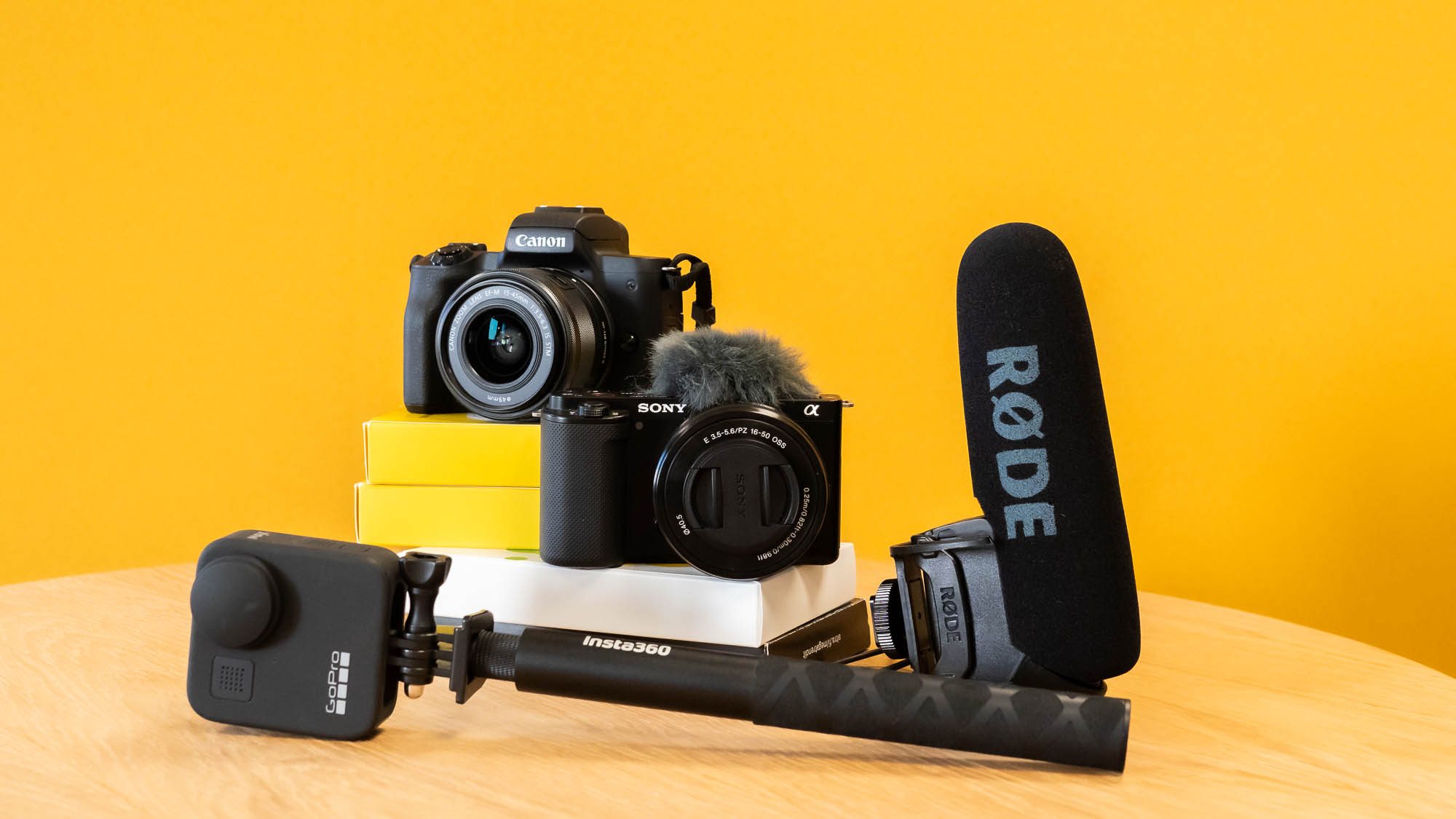 Kamera, GoPro-kamera ja mikrofoni pöydällä