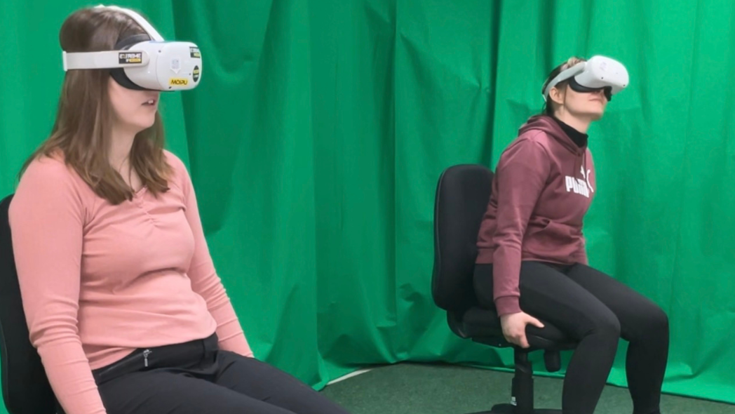 Kaksi henkilöä käyttää VR-laseja