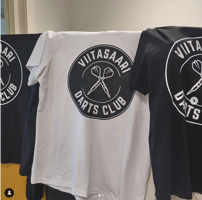 Kolme mustavalkoista T-paitaa, joissa on Viitasaari Darts Clubin logo